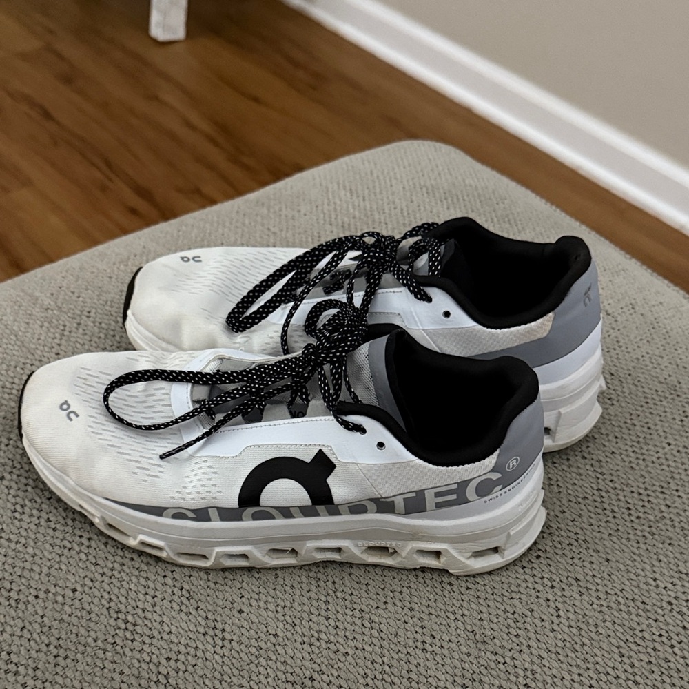 On cloud Cloudmonster Running Shoes